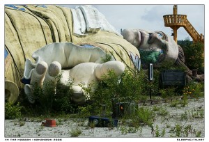 Main du géant Gargantua qui lorsque cette horreur a été édifiée, avait suscité les cocoricos en comparant la taille de cette statue à celle de la Liberté de New York (Bartoldi et Eiffel apprécieront - du haut du ciel !). L'autre main avait été assez rapidement cassée quand la statue était encore debout et pendait lamentablement pendant une dizaine d'années. Et comme c'était sur le sommet du plateau du Vexin, ça se voyait de partout, c'était horrible.